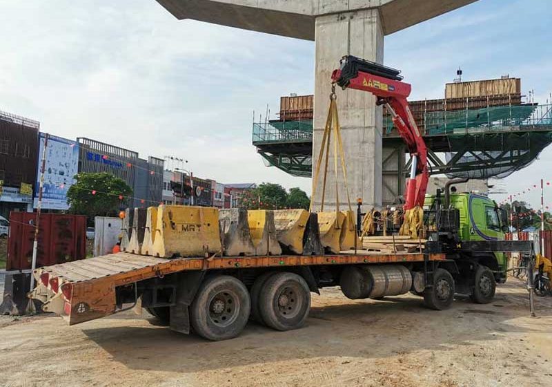 Unloading concrete road barriers for LRT3_s