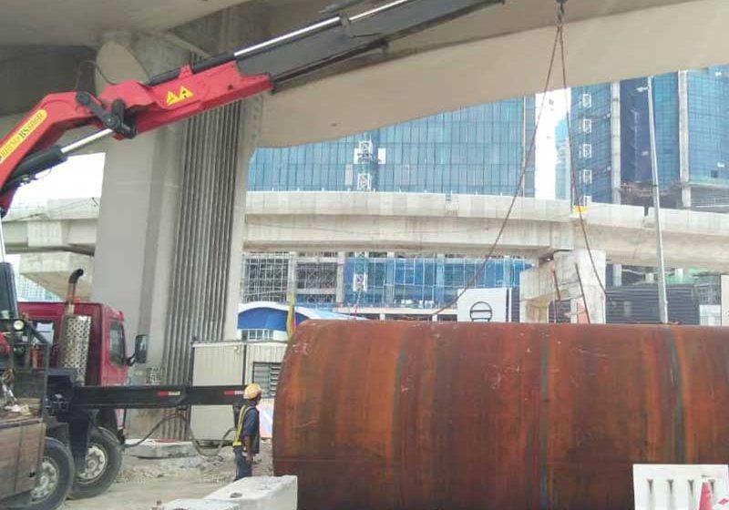 Unloading steel casing pipe for sewage repair_s
